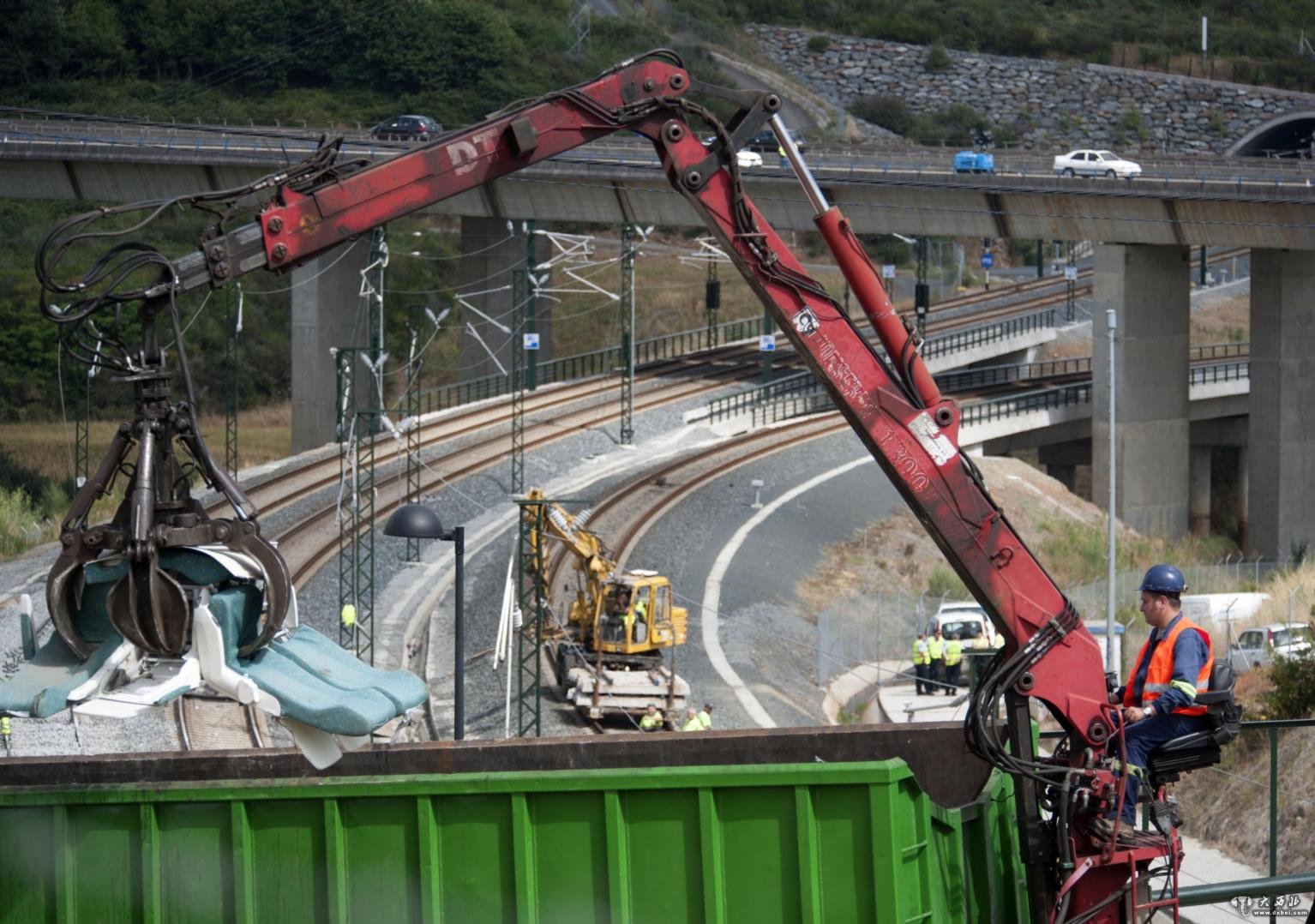 西班牙火車(chē)脫軌事故死亡人數(shù)升至80人