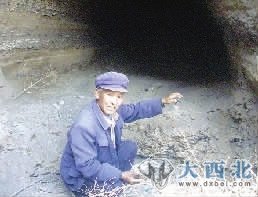 李德功老人介紹“庫存”廢鐵渣。