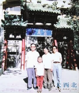 1984年，史葦湘、歐陽琳、史敦宇、金洵瑁在莫高窟三代人合影。