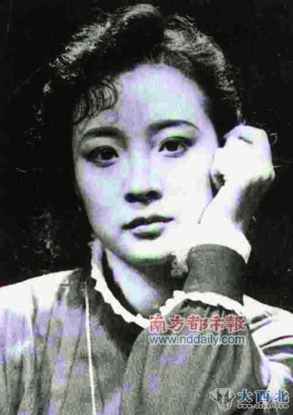 1991年，葉甫列莫夫?qū)а莸娜怂嚢妗逗ｚt》里，陳小藝(上)飾演瑪莎，徐帆飾演妮娜。 資料圖片