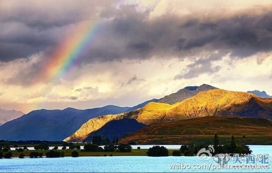 雨后瓦納卡湖上出現(xiàn)彩虹(圖自@新西蘭旅游局的微博)