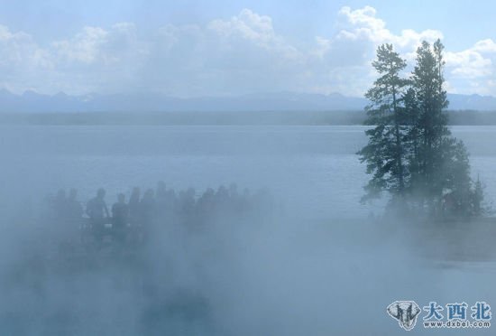 美國黃石國家公園老忠實泉景區(qū)的一處正在噴發(fā)的間歇泉(8月7日攝)。