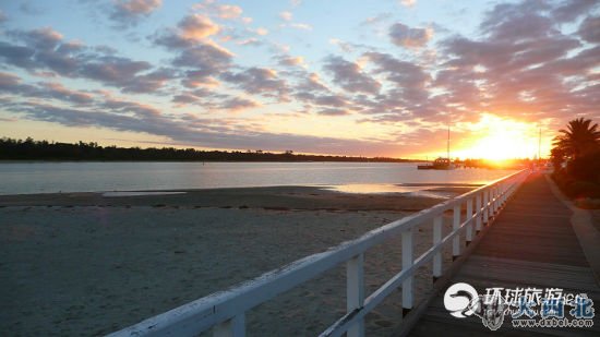 沐浴在夕陽(yáng)中的澳大利亞熒光湖，湖岸小橋，光芒四射。