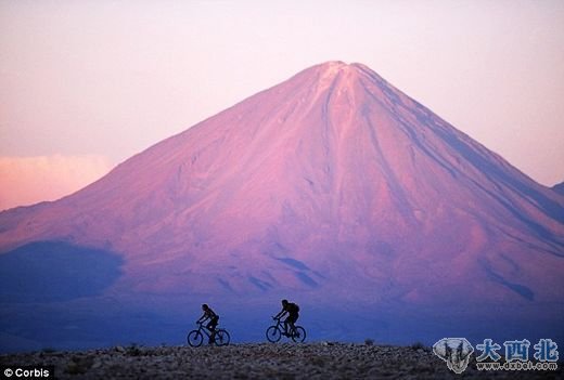 守衛(wèi)著這阿塔卡瑪沙漠的雷堪克博火山，位于智利和玻利維亞邊緣，是眾多火山中最顯著的一座。