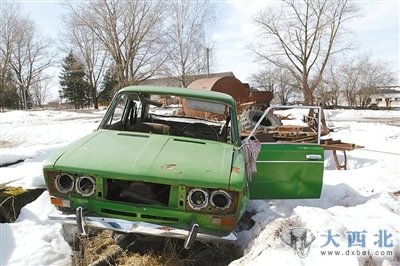 拉脫維亞路邊廢棄的轎車。