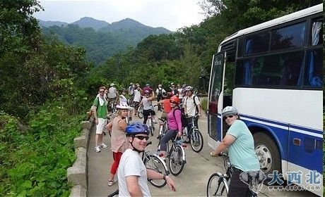 英國(guó)旅行社首次展開(kāi)赴朝鮮騎車旅行(圖)