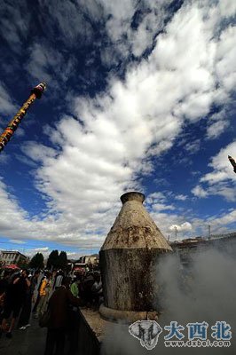 6月8日，大昭寺前桑煙繚繞。新華社記者 覺(jué)果 攝