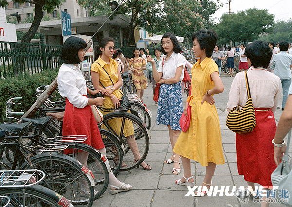 這是1986年，北京街頭幾位穿著裙裝的姑娘在聊天（資料照片）。新華社發(fā)