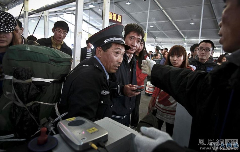 2012年1月8日，廣州火車(chē)站，一名外來(lái)務(wù)工者在進(jìn)站時(shí)，在實(shí)名制驗(yàn)證關(guān)卡受阻，一臉愕然。當(dāng)天，一年一度的春運(yùn)拉開(kāi)帷幕，至2月16日結(jié)束，持續(xù)40天。據(jù)預(yù)測(cè)，2012年春運(yùn)期間客流量將達(dá)到31.58億人次，各地民航、鐵路、公路等運(yùn)輸部門(mén)已做好應(yīng)對(duì)客流高峰的各項(xiàng)準(zhǔn)備。   Benjamin Houston/東方IC 