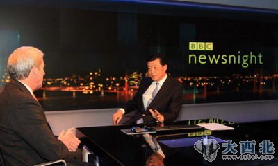 駐英國大使劉曉明在BBC“新聞之夜”（NEWSNIGHT）演播室接受該節(jié)目著名主持人帕克斯曼（Jeremy Paxman）直播專訪。