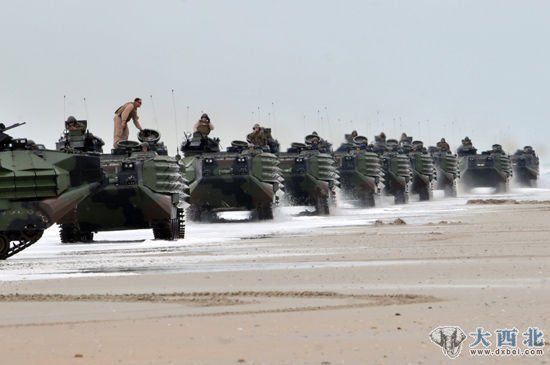 2012年2月6日，美國海軍陸戰(zhàn)隊AAV7兩棲突擊車群參加代號“兇猛美洲鱷2012”大規(guī)模兩棲作戰(zhàn)演習(xí)，有媒體稱演習(xí)似針對伊朗。