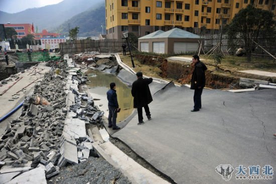 2012年2月21日，浙江溫嶺，城西街道的康庭佳園一地面發(fā)生沉降，落差近一米。目前，有懷疑稱是隔壁工地施工所致。