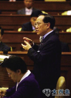 2007年7月，香港特別行政區(qū)行政長官曾蔭權在立法會大樓會議廳出席立法會會議，回答議員的提問。這是第三屆政府開始工作后第一次做答問大會。 資料圖片