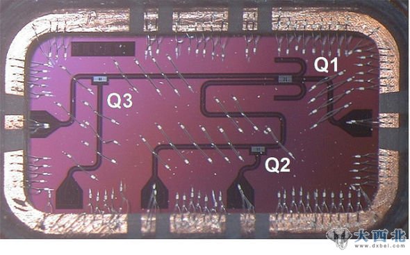 一個(gè)硅芯片，容納3個(gè)量子比特。這個(gè)芯片倒裝在印刷線路板上，通過絲焊（8×4毫米）連接I/O同軸電纜。更大規(guī)模的量子比特和振蕩電路集成可用于打造具有可升級性的系統(tǒng)