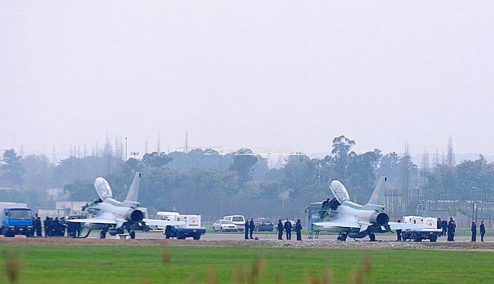 中國空軍最新一批殲-10A戰(zhàn)斗機正在某機場做出廠前的試飛工作。