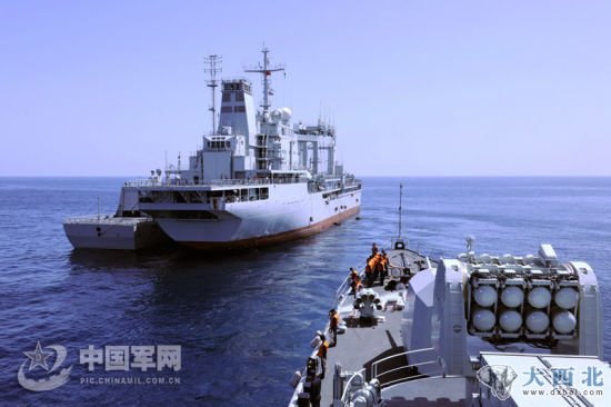 3月17日，在完成任務(wù)交接后，“青島”艦解纜離開(kāi)并靠的“?？凇迸灪汀扒嗪：迸?。米晉國(guó)攝