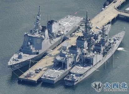 3月30日，日本海上自衛(wèi)隊宙斯盾艦“霧島”（左)在橫須賀基地準(zhǔn)備出港，將執(zhí)行攔截可能墜落的朝鮮“衛(wèi)星”的任務(wù)。