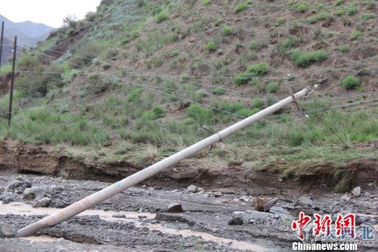 圖為被山洪沖毀傾倒的輸電線路。劉丁山攝　劉丁山　攝