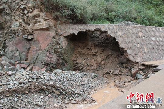 圖為當?shù)氐缆纷o坡遭到破壞。劉丁山攝　劉丁山　攝