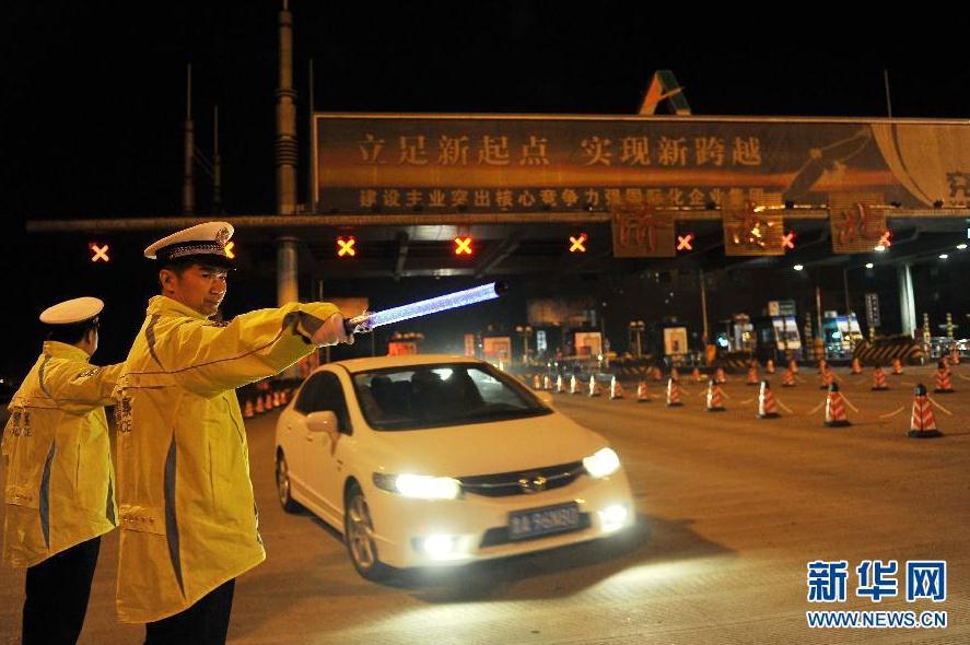 9月30日，交警在濟(jì)青高速濟(jì)南北收費(fèi)站指揮車輛出站。當(dāng)日零時(shí)，重大節(jié)假日免收小型客車通行費(fèi)政策正式實(shí)施。