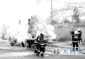 貨車起火交警消防聯(lián)合撲滅 