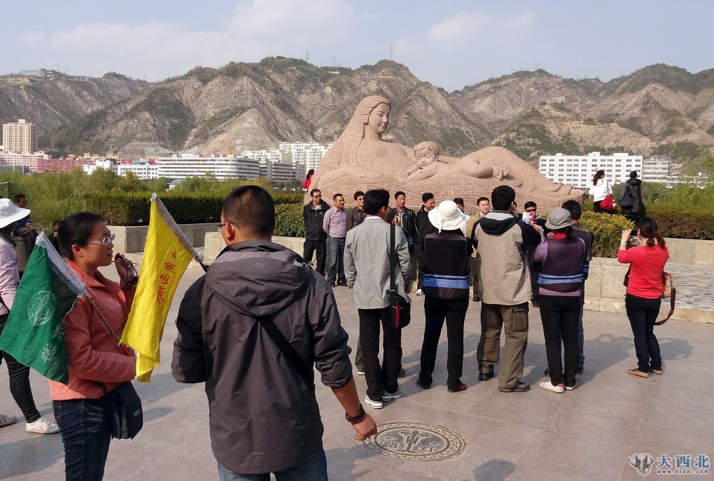  蘭州秋季游升溫 10月18日下午，一來自上海的旅游團(tuán)正在黃河母親前合影。進(jìn)入秋季，蘭州旅游持續(xù)升溫，黃河鐵橋、水車園、白塔山等景點(diǎn)人頭攢動(dòng)，游客盡享蘭州風(fēng)光。