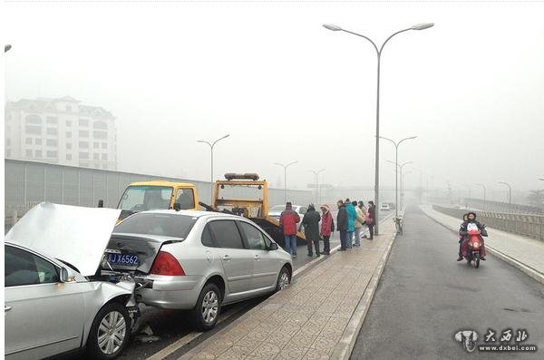 1月31日早晨，北京，凍雨致道路濕滑，望京到太陽宮高架（阜通東大街）100多輛車連環(huán)追尾，該路徹底癱瘓