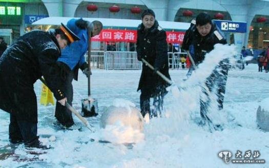 18日，甘肅大部地區(qū)出現(xiàn)降溫降雪天氣，由于積雪較厚，出于安全考慮，大批旅客由公路涌至鐵路出行，蘭州火車站中短途客流暴增。　