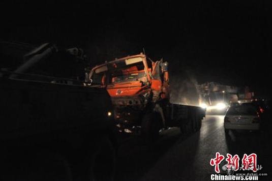 22日晚，有大車將肇事的運石車、撞毀的三馬車等緊急運走?！巫雍馈z