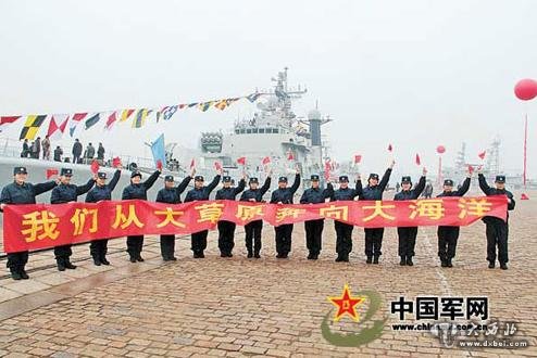 少數(shù)民族女戰(zhàn)士參觀“青島”艦時(shí)留影。蔡呂良攝