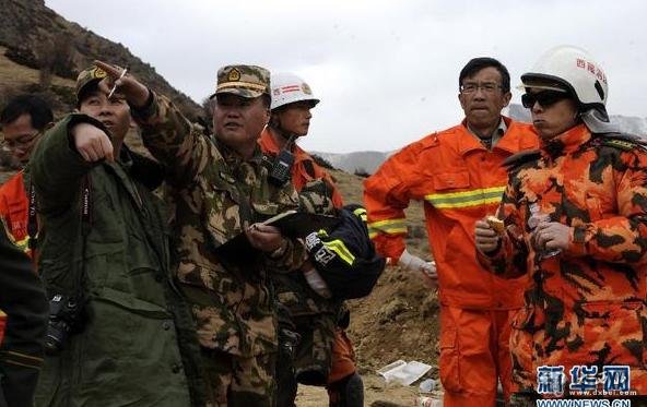 3月29日，消防干警等救援人員抵達滑坡現(xiàn)場，組織搶救。