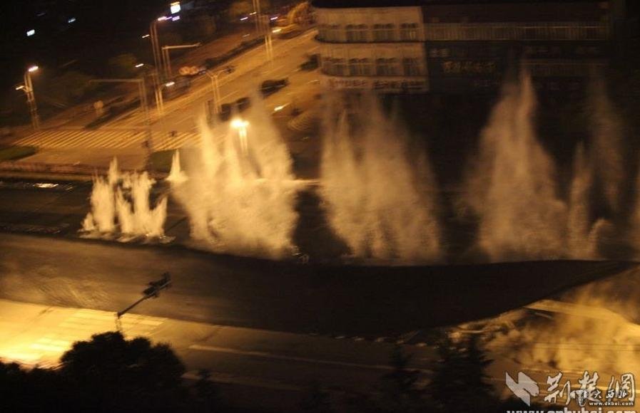 5月18日22時(shí)，武漢市漢陽區(qū)升官渡至東岳廟沌陽高架橋，成功實(shí)施爆破拆除。