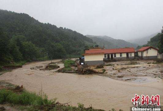 甘肅天水持續(xù)暴雨引發(fā)洪災(zāi) 民房屋遭損壞