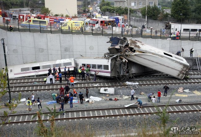 西班牙火車脫軌已致60死131傷