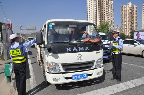 雁灘交警大隊開展《貨車禁行通告》宣傳工作