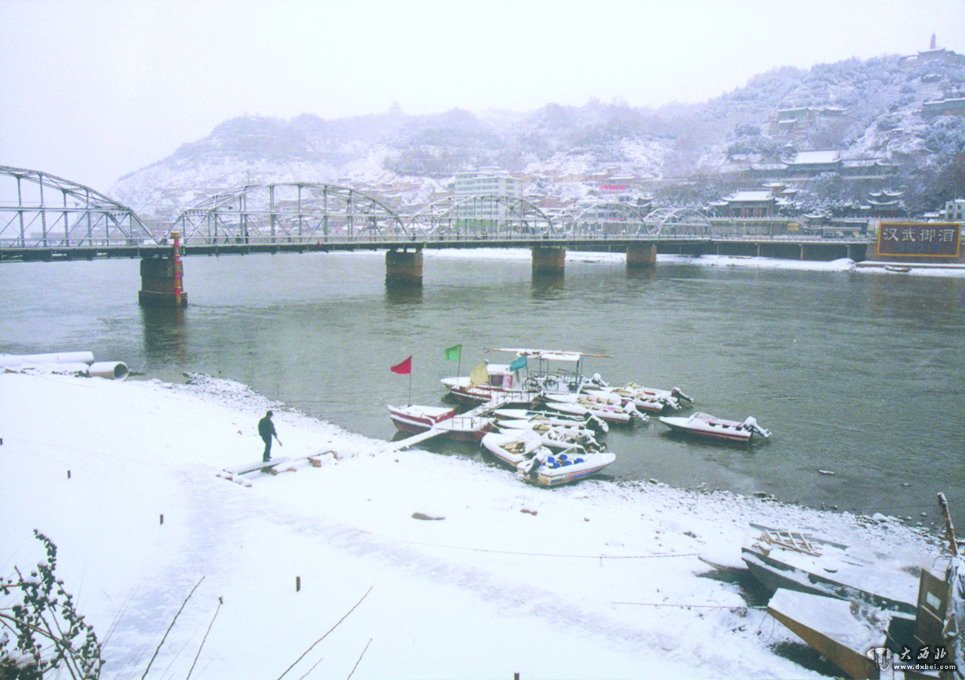 雪時的古橋銀裝素裹