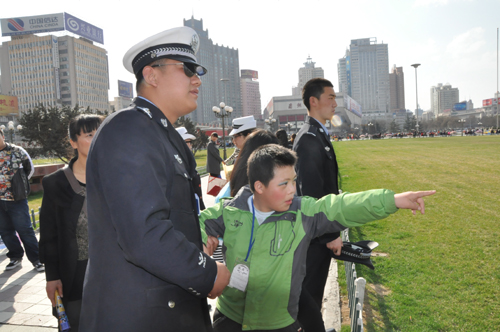 雁灘交警積極參與關(guān)愛自閉癥兒童活動