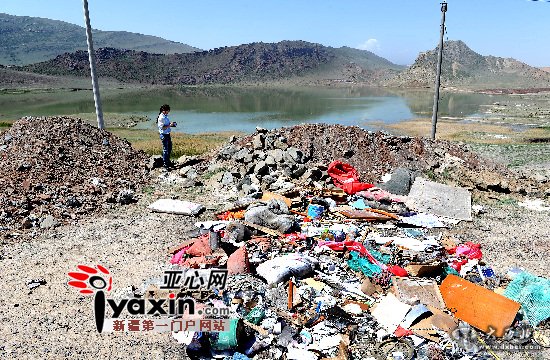 建筑垃圾圍住烏魯木齊市西山白鳥湖