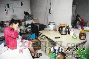 　　孩子的父親不見了蹤影，小張一個(gè)人挺著大肚子不知如何是好