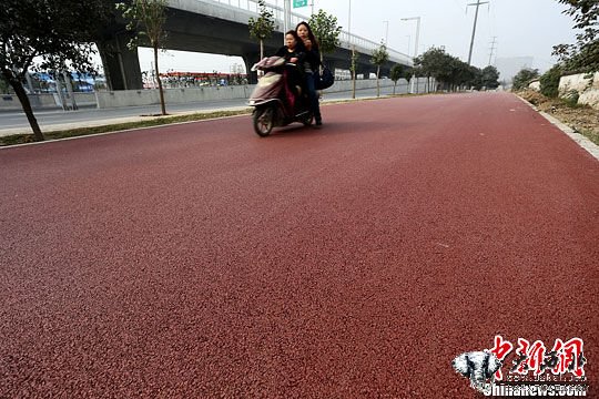 鄭州鋪設(shè)“紅地毯車道”色彩鮮明利于區(qū)分