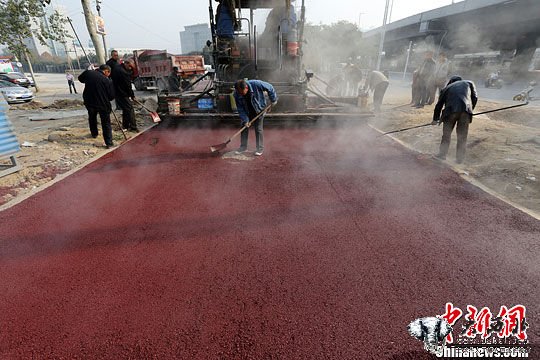 鄭州鋪設(shè)“紅地毯車道”色彩鮮明利于區(qū)分