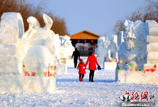 新疆博湖制作雪雕作品70多座眾多“造型”吸引游客