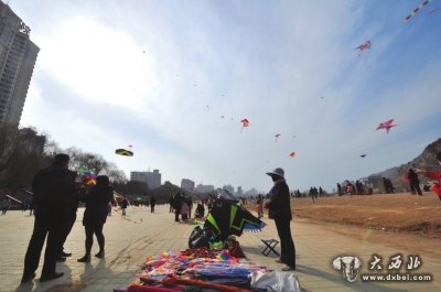 蘭州氣溫漸回暖市民出門放紙鳶