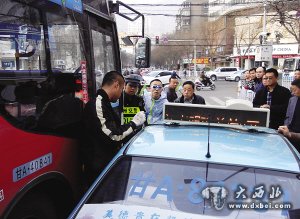 蘭州出租車司機與公交車司機發(fā)生矛盾在鬧市上演“全武行”