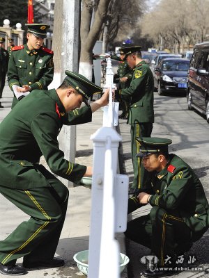 武警蘭州支隊(duì)三大隊(duì)八中隊(duì)60余名官兵對(duì)公共場(chǎng)所進(jìn)行了清洗