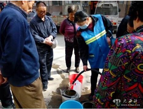 家屬院停水 穆柯寨社區(qū)為民提供日常用水