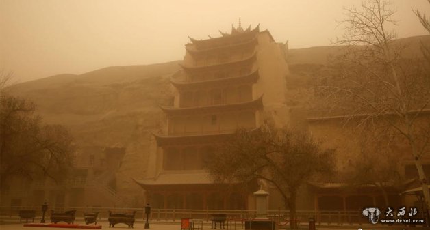 甘肅敦煌遭遇強(qiáng)沙塵暴天氣 黃沙遮天蔽日