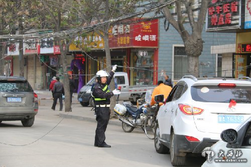 電線桿撞斷交警托舉電線協(xié)助車輛通行