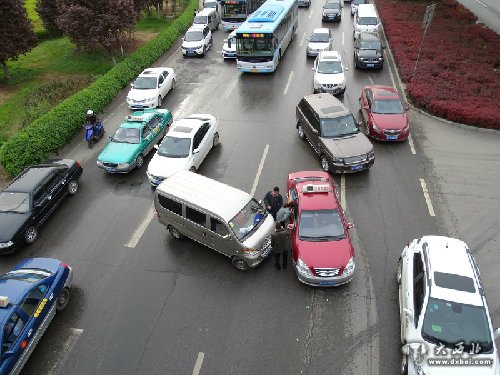 橫穿馬路兩車相撞