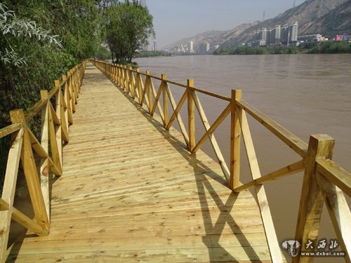 木質步道  風情線的一道風景